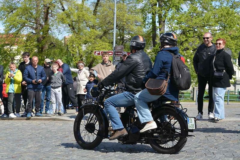 Automobiloví a motocykloví veteráni se vydali v neděli na tradiční jízdu Ze zámku na hrad. Start byl na Horním náměstí v Přerově, kde si lidé užili bohatý program.