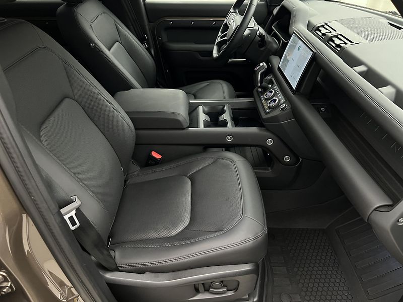 Land Rover Defender 110 D300 AWD X-DYNAMIC SE AUT - fotka 17 z 45