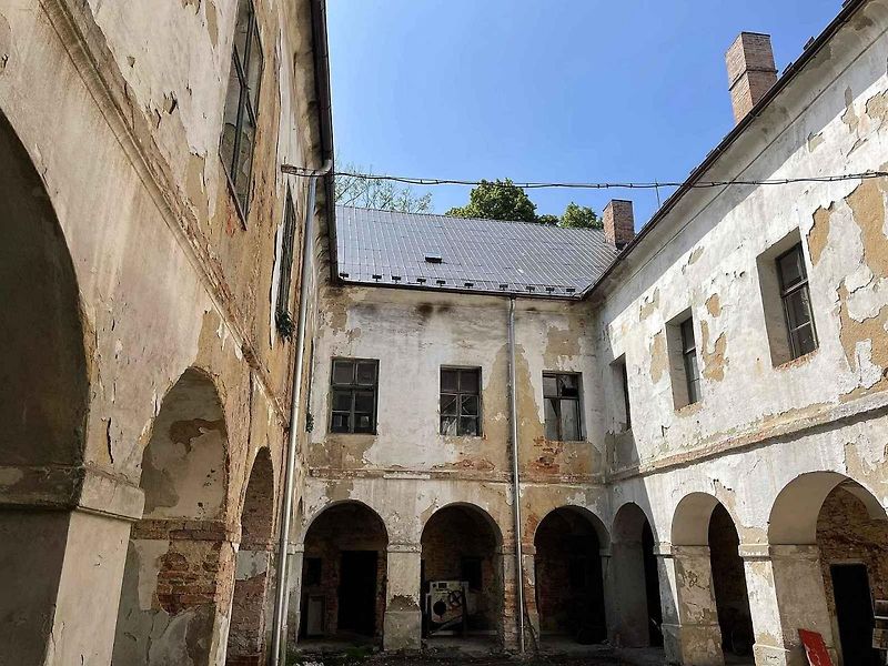 Zámek v Bravanticích na Novojičínsku zahájí v sobotu 7. června návštěvnickou sezonu s expozicí autíček, která je vystavována vůbec poprvé, 6. 6. 2025.