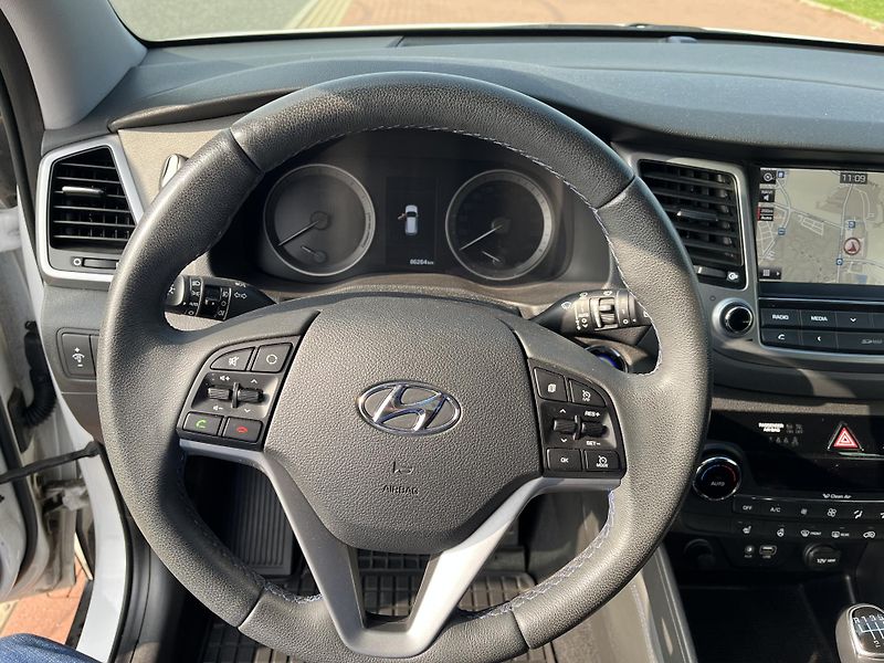 Hyundai Tucson 2.0 CRDi 4x4 ČR - fotka 21 z 33