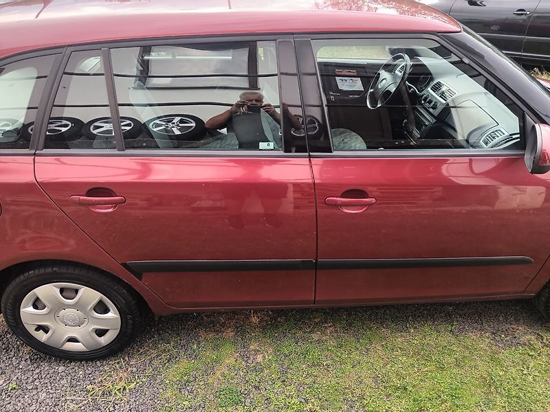Škoda Fabia 1.4 16V Ambiente Combi - fotka 6 z 24