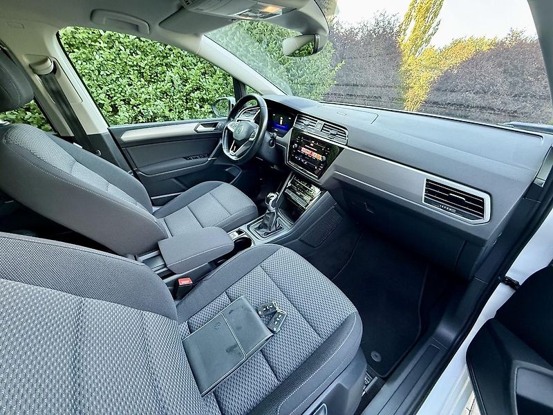 Volkswagen Touran (2023) 1.5TSi 110kW Koup.ČR,LED,TAŽNÉ - fotka 4 z 20