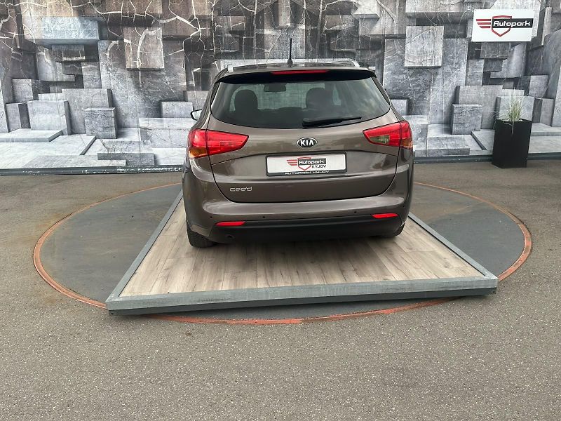 Kia Ceed (2015) 1.4LPG, 73KW, PLNÁ VÝBAVA - fotka 7 z 25