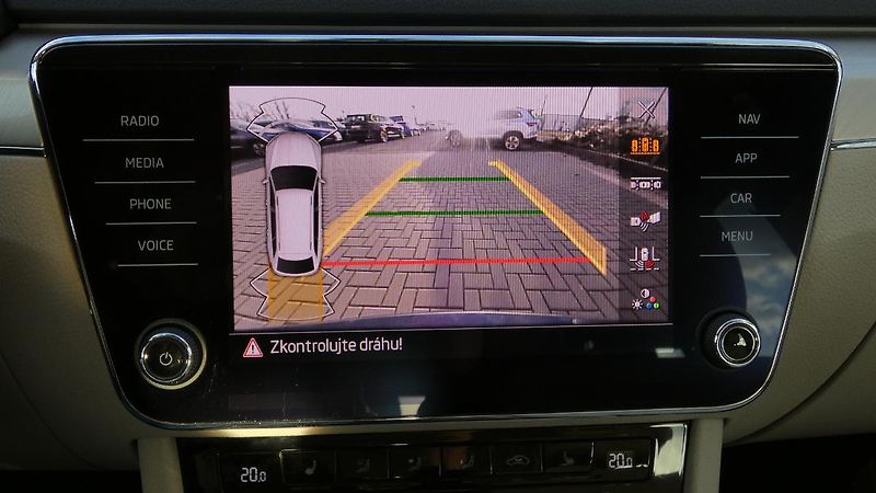 Škoda Superb Combi 2.0 TSI DSG Style - fotka 16 z 24