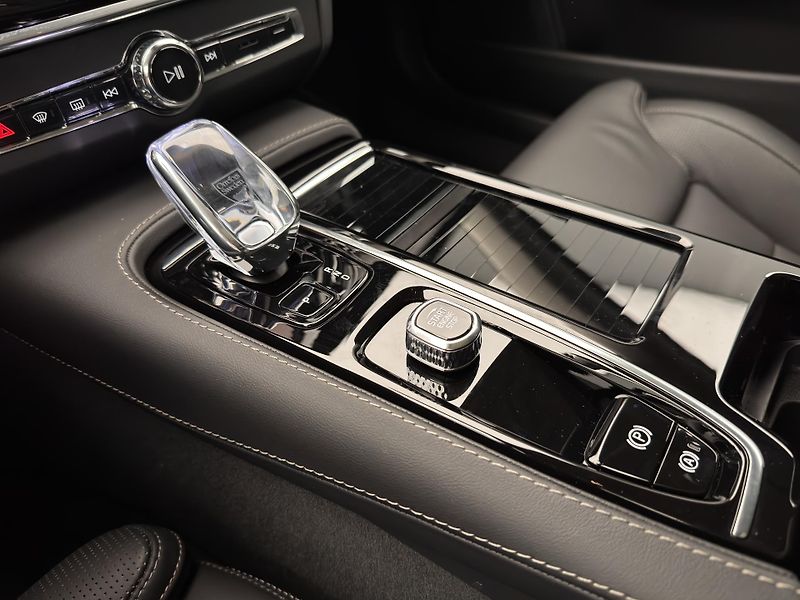 Volvo V90 T8 AWD RECHARGE ULTRA - fotka 33 z 53