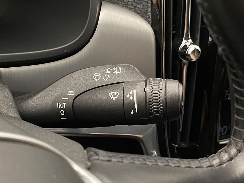 Volvo V90 D4 AWD MOMENTUM AUT  - fotka 22 z 48