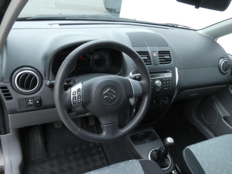 Suzuki SX4 (2013) 1.6 VVT - fotka 5 z 30