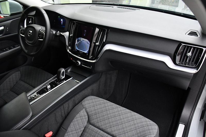 Volvo V60 2.0B4 LED NAV TAŽNÉ - fotka 18 z 49