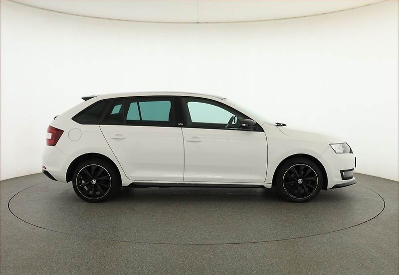 Škoda Rapid (2015) Spaceback 1.4 TDI, Xenony - fotka 6 z 20