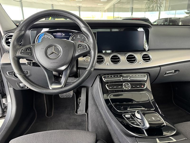Mercedes-Benz Třídy E 220d 4Matic AMG*REZERVACE! - fotka 9 z 40