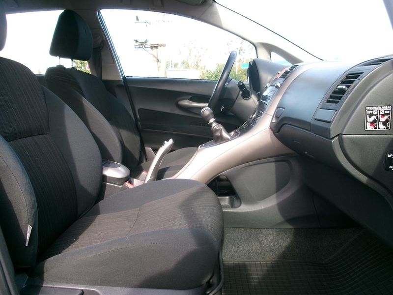 Toyota Auris (2007) 2,0 D-4D 93kW AC TEMP ALU - fotka 24 z 26