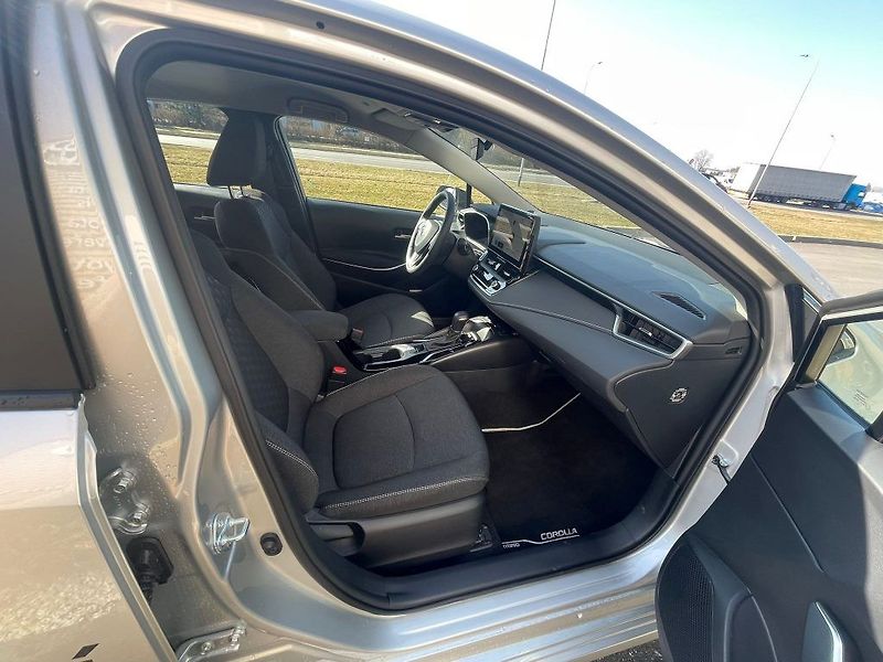 Toyota Corolla 1.8 Hybrid 140k Comfort Tech - fotka 25 z 27