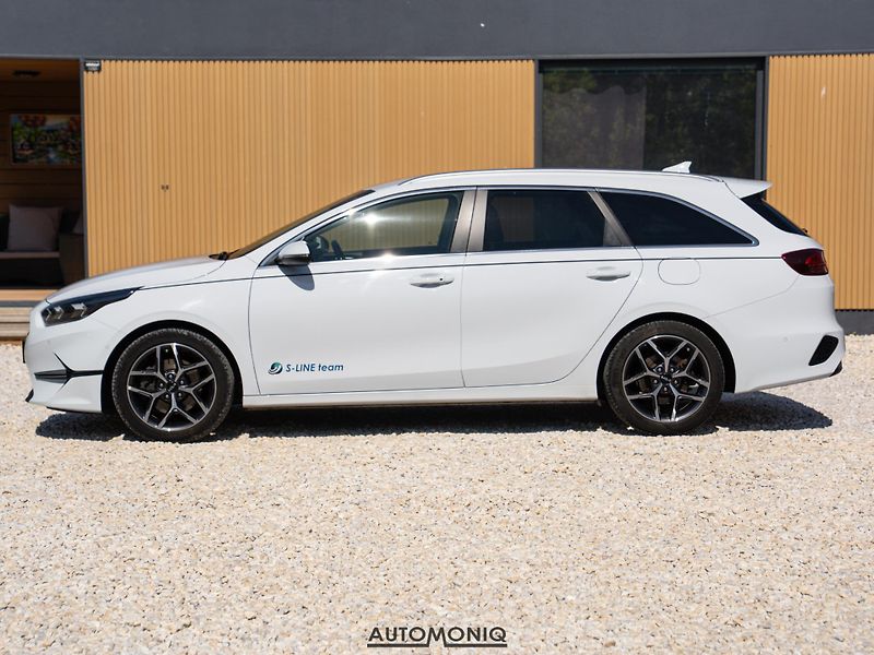 Kia Ceed SW (2022) 1.5 T-GDI Platinum Automat JBL - fotka 17 z 21