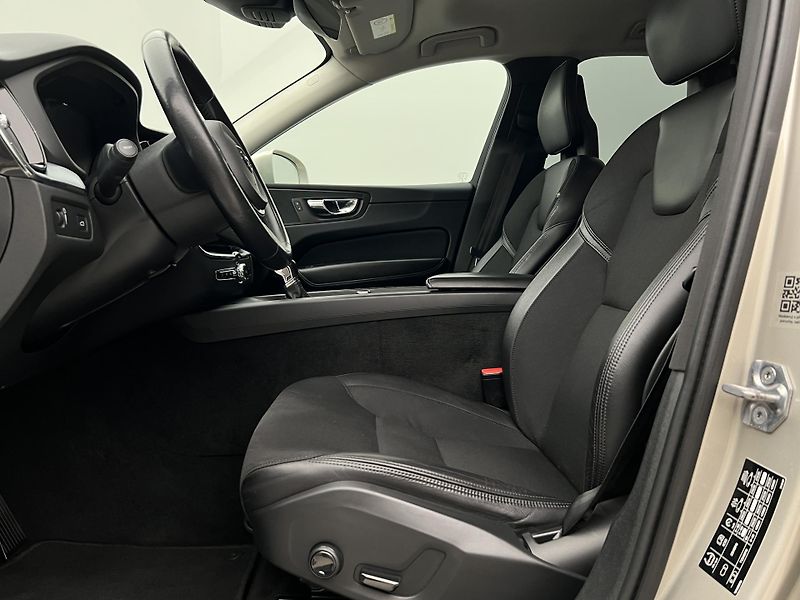 Volvo XC60 D4 AWD MOMENTUM AUT CZ - fotka 3 z 39