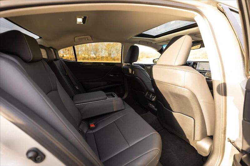Lexus ES 300h 300H 2,5 HEV LIMITED EDITION - fotka 17 z 21
