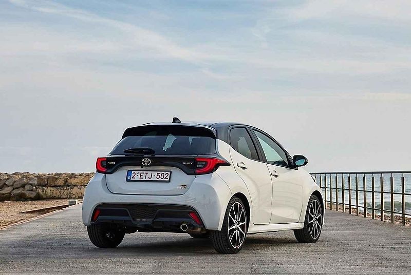 Hybridní vozy mají kromě nádrže i vysokonapěťovou baterii.