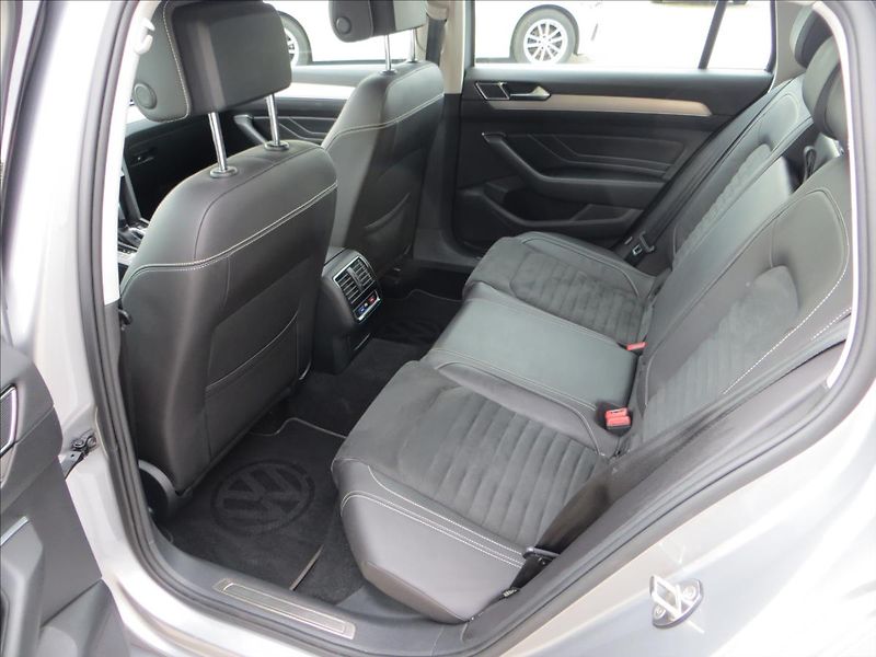 Volkswagen Passat 1,5 TSI 110kW DSG Elegance ČR - fotka 24 z 26