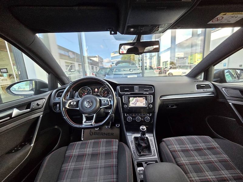 Volkswagen Golf 2.0 GTI - fotka 11 z 49