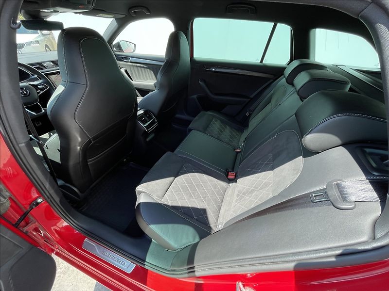Škoda Superb 2,0 TDI Combi Sportline DCC - fotka 17 z 24