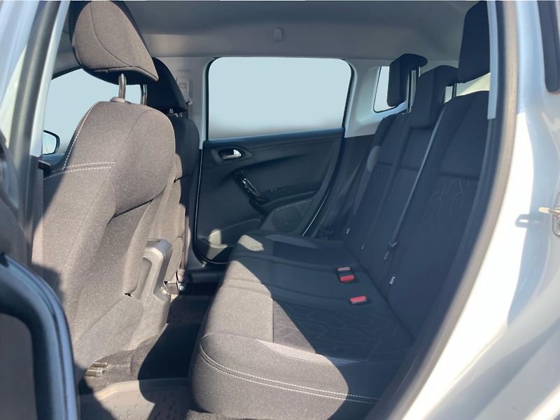 Peugeot 2008 1.2 Active Pure Tech - fotka 12 z 24