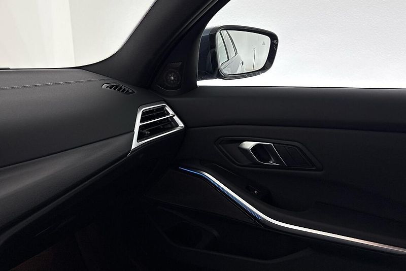 BMW Řada 3 řady 3 | 320d xDrive - fotka 19 z 26