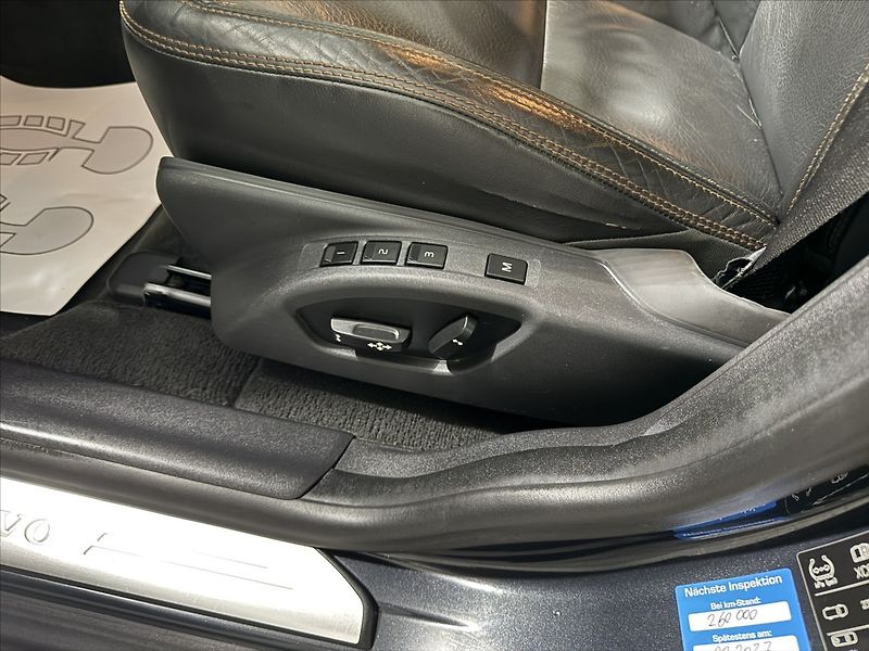 Volvo XC60 2,4   D5 AWD SUMMUM XENON - fotka 8 z 39