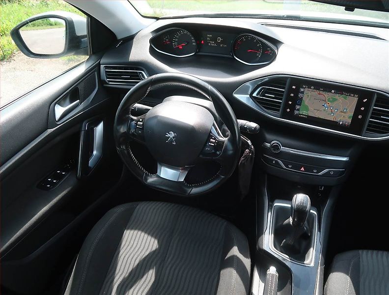 Peugeot 308 (2015) 1.2 e-THP, nová STK, zamluveno - fotka 7 z 14