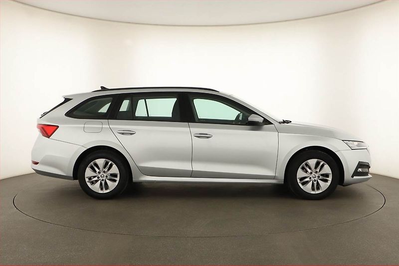 Škoda Octavia (2023) Ambition 2.0 TDI, ČR,1.maj - fotka 6 z 13