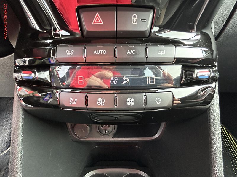 Peugeot 2008 (2015) 1.2PT, ČR, AC, park.asist - fotka 13 z 14