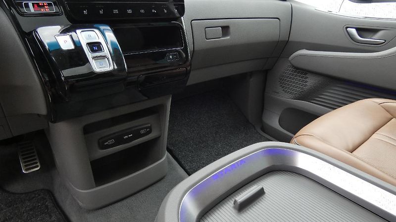 Hyundai Staria 2.2 CRDi Luxury 4x4 Auto - fotka 6 z 32