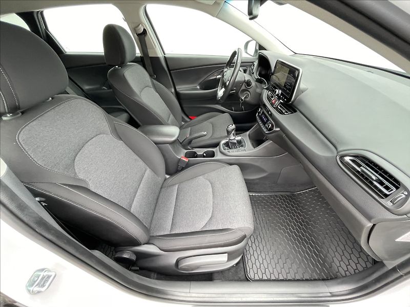 Hyundai i30 1,5 T-GDI Combi Smart PDC - fotka 17 z 23