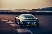 Aston Martin Vantage AMR má standardně manuální převodovku a karbonové brzdy