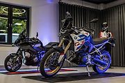 V popředí terénní novinka F 900 GS, v pozadí prototyp M 1000 XR