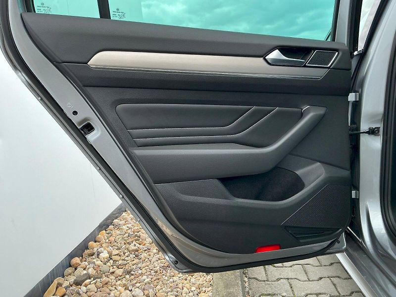 Volkswagen Passat (2021) 2.0 TDI DSG Elegance R-Line - fotka 17 z 22