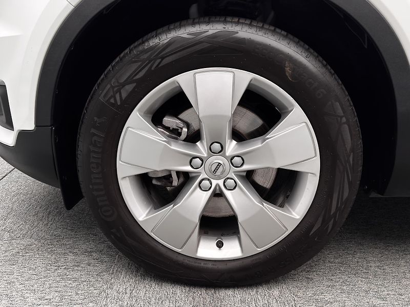 Volvo XC40 B4 AWD MOMENTUM PRO CZ - fotka 27 z 27