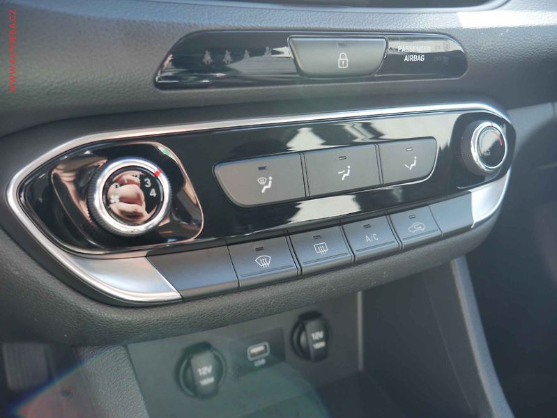 Hyundai i30 (2020) 1.5 DPi, 2.maj,ČR, AC, park - fotka 17 z 21