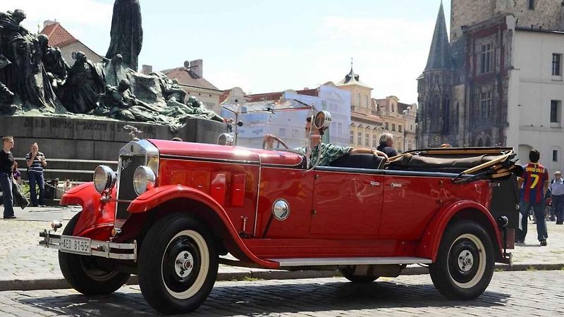 Auto pro vyhlídkové jízdy uprostřed Prahy