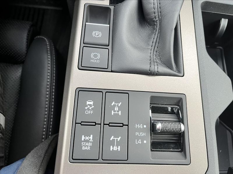 Toyota Land Cruiser 2,4 iFORCE MAX HEV Premium - fotka 20 z 37