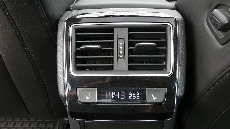 Škoda Superb Combi 2.0 TDI DSG L&K, Panoram - fotka 25 z 29