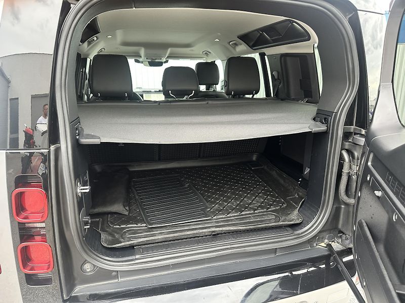 Land Rover Defender 110 D300 221kW Black Packet - fotka 18 z 18