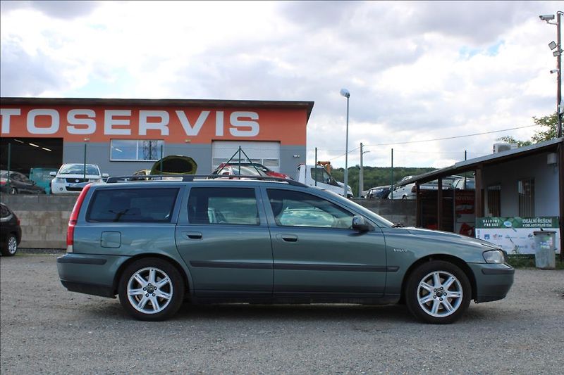 Volvo V70 2,4 D  D5, KLIMA, STK 8/2028 - fotka 4 z 26