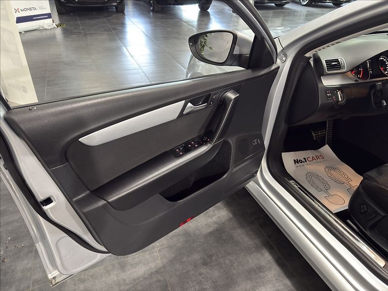 Volkswagen Passat 2,0   TDI DSG R-LINE 130kW NAV - fotka 6 z 39