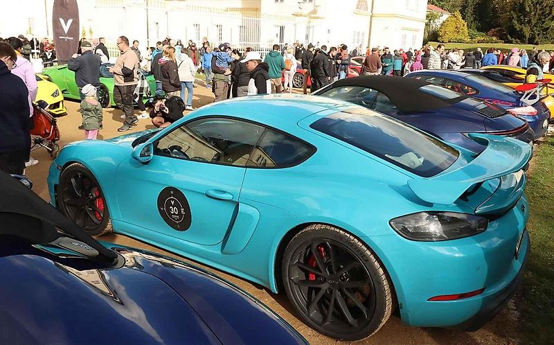 Luxusní supersporty projely západ Čech, milionové rarity přibrzdily v Kynžvartu