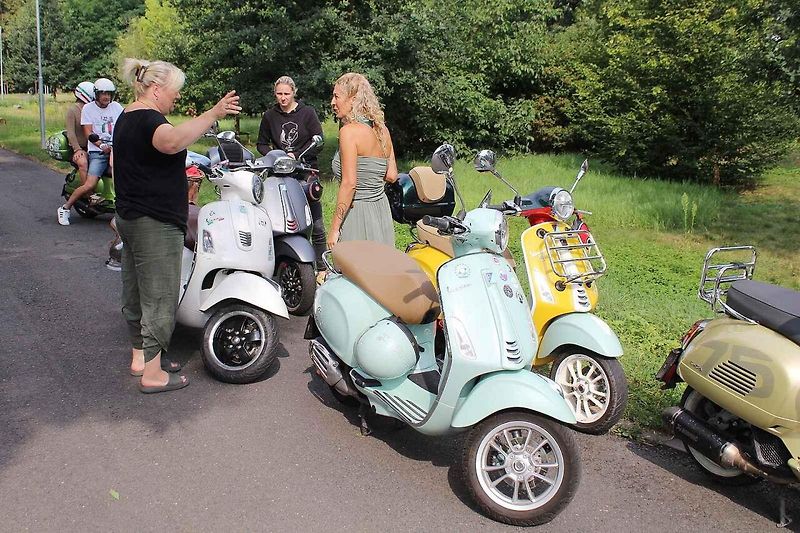 Sraz majitelů italských skútrů Vespa s názvem Vesparáda se v Lovosicích uskutečnil již popáté. Na snímku právě konvoj vyráží na spanilou jízdu.