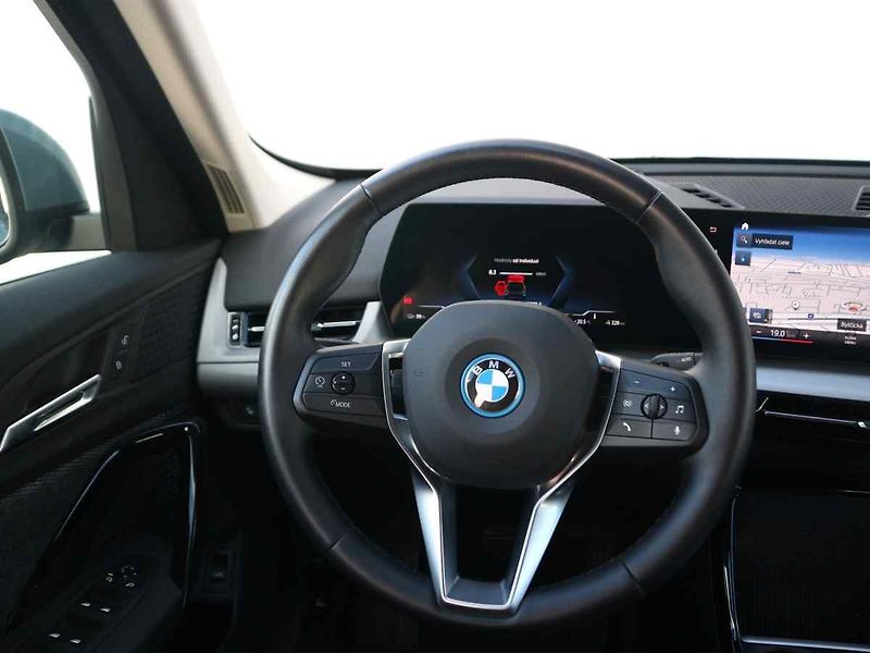 BMW iX1 - fotka 8 z 10