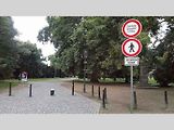 Bývalé značky na pražské Kampě. Příkaz „Cyklisto sesedni z kola“ je umístěn na zákazové značce, takže vlastně cyklistům zakazuje sesednout z kola? A jak to mají chodci? Nemohou tedy vstoupit, nebo tady mohou vjet pouze Segwaye? Nebo je to naopak?