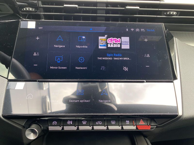 Peugeot 408 (2026) GT Plug-in HYBRID 240 e-DCS7 - fotka 17 z 23