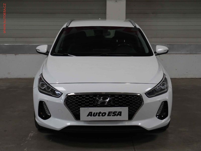 Hyundai i30 (2017) 1.5 T-GDI, ČR, DSG, LED - fotka 2 z 27