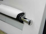 Detailnější pohled na deštník ve dveřích Rolls-Royce Phantom VIII.