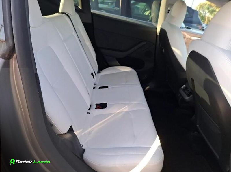 Tesla Model Y (2023) Quicksilver, Bílý interiér - fotka 11 z 11